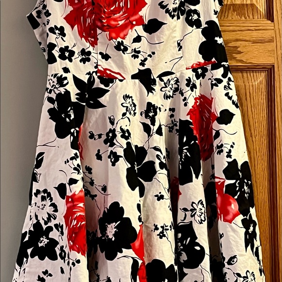Ladies floral dress - Picture 5 of 6